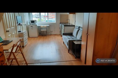 Studio to rent, The Ridgeway, London, NW9