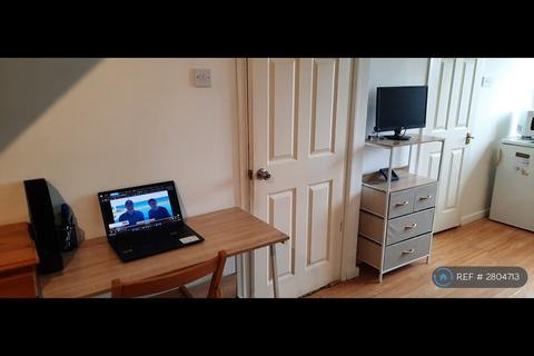 Studio to rent, The Ridgeway, London, NW9