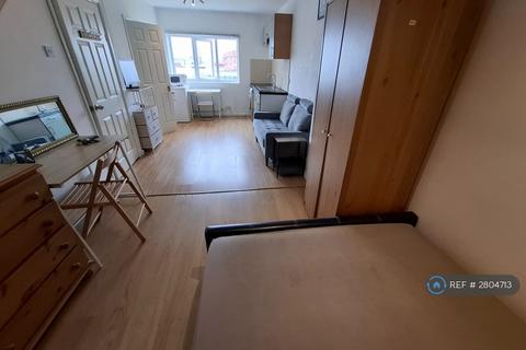 Studio to rent, The Ridgeway, London, NW9