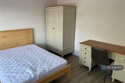 1 bedroom in a house share to rent, Cheltenham Road, Gloucester, GL2