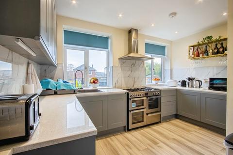 4 bedroom semi-detached house for sale, Broadway, LEEDS