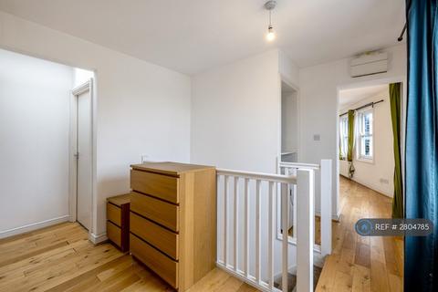 3 bedroom flat to rent, Brockley Cross, London, SE4