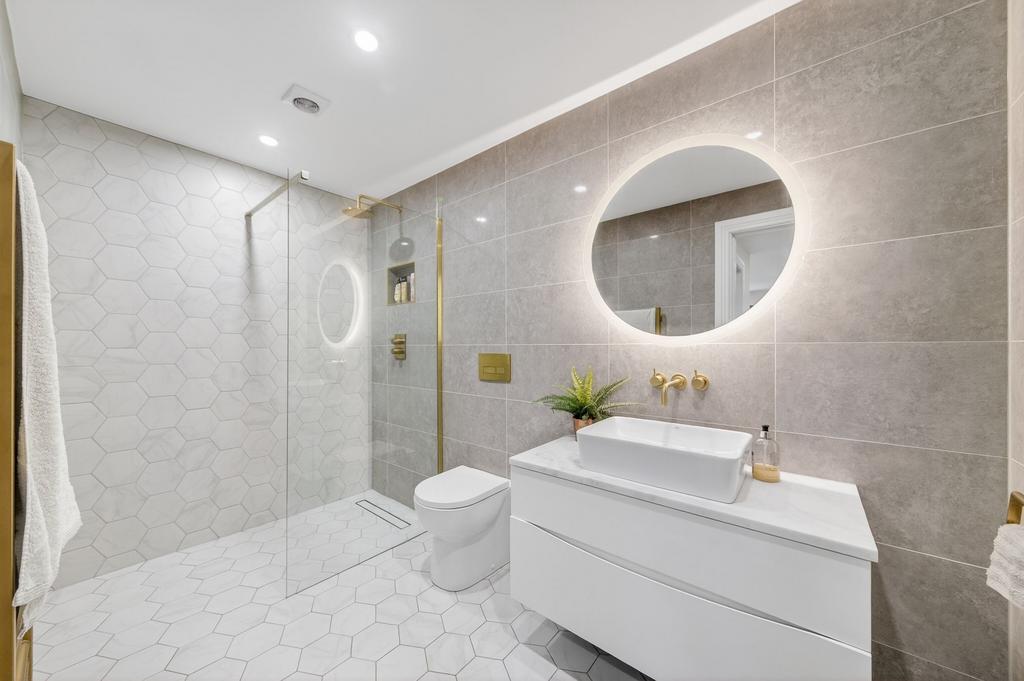 Bedroom two en suite