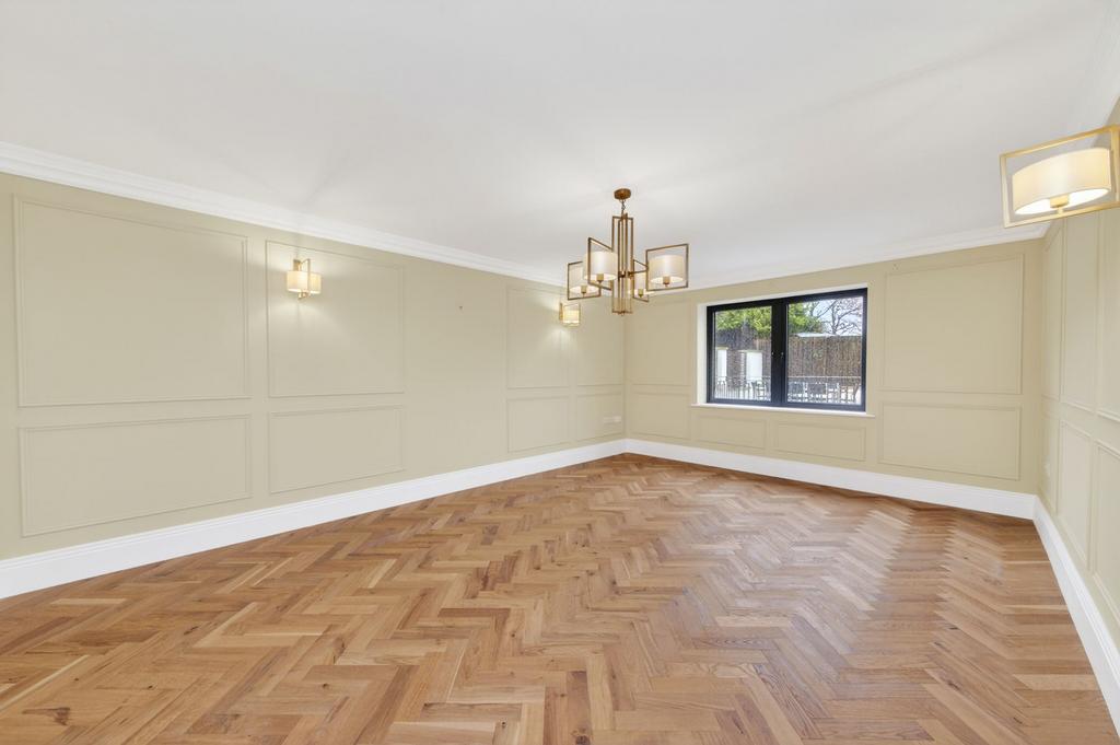 Formal dining room/reception room