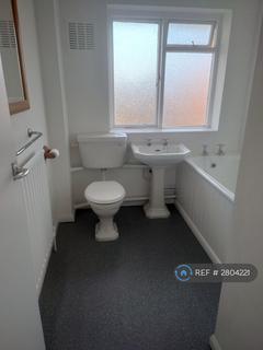 3 bedroom maisonette to rent, Donne Court, London, SE24