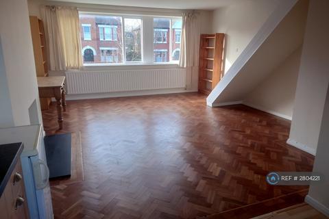 3 bedroom maisonette to rent, Donne Court, London, SE24