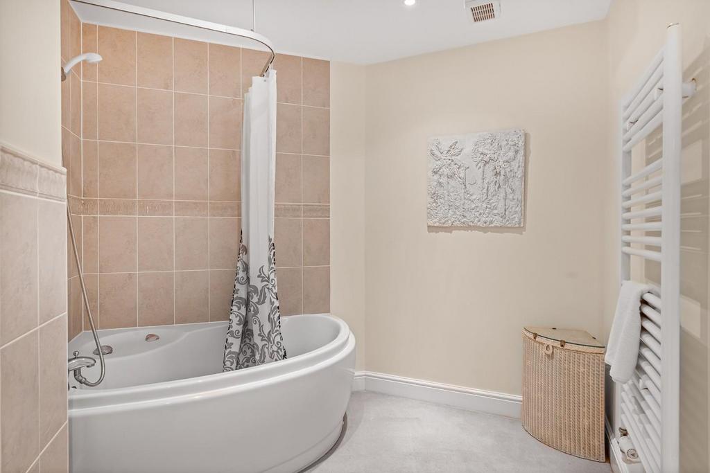 EN-SUITE BATHROOM.jpg