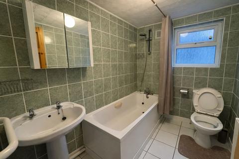 2 bedroom apartment to rent, Priory Avenue, High Wycombe