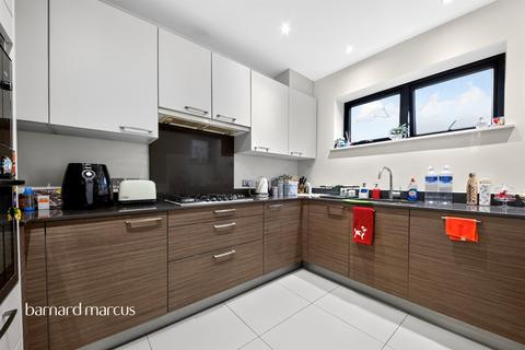3 bedroom flat for sale, Station Approach, London