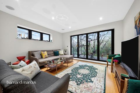 3 bedroom flat for sale, Station Approach, London