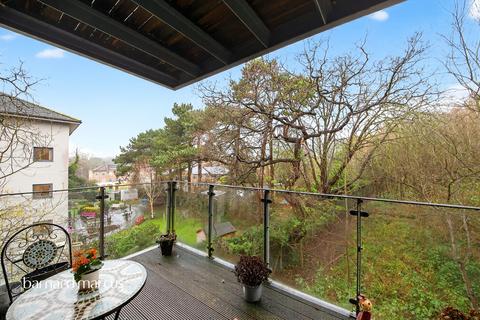 3 bedroom flat for sale, Station Approach, London