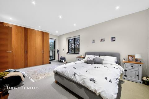 3 bedroom flat for sale, Station Approach, London