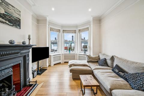 3 bedroom flat to rent, Alwyne Road, London SW19