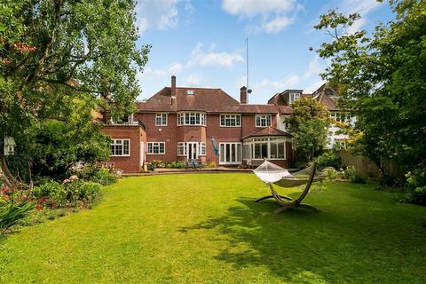 Roedean Crescent, London SW15