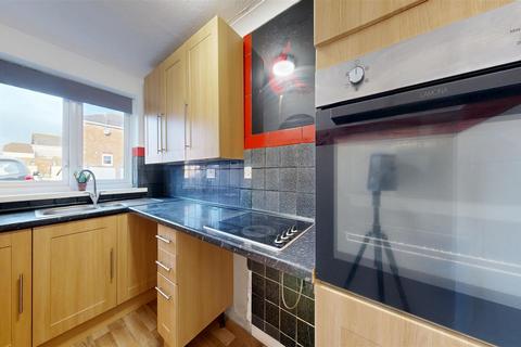 2 bedroom flat to rent, Louviers Road, Weymouth