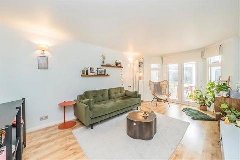 2 bedroom flat for sale, Caldervale Road, London SW4