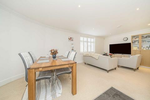 2 bedroom flat to rent, Tower Road, Twickenham TW1