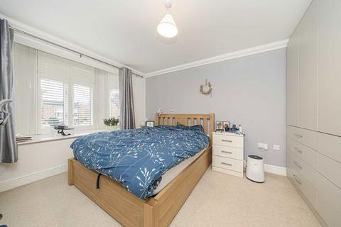2 bedroom flat to rent, Tower Road, Twickenham TW1