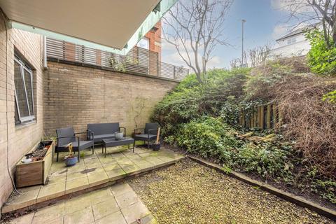 3 bedroom flat for sale, Putney Hill, Putney, London, SW15