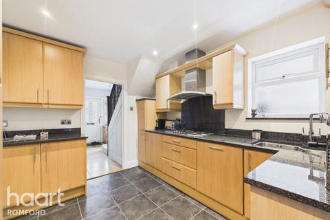 3 bedroom semi-detached house for sale, Garry Close, Romford