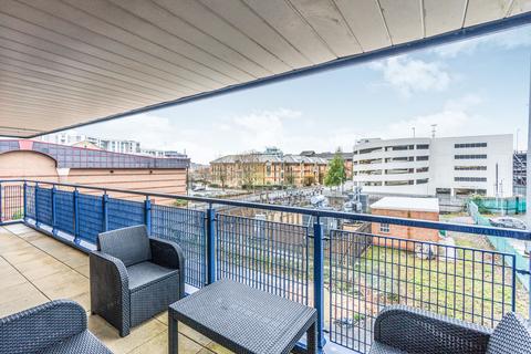 2 bedroom flat to rent, Canute Road, Southampton, SO14