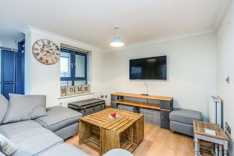 2 bedroom flat to rent, Canute Road, Southampton, SO14