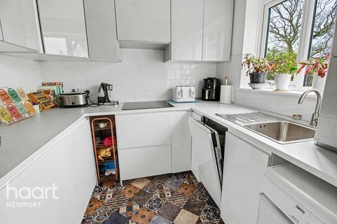 2 bedroom end of terrace house to rent, Clover Court, Cwmbran