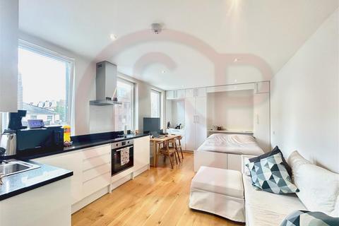 Studio to rent, King Street, Hammersmith, W6