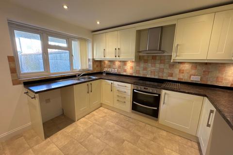 2 bedroom detached house to rent, Morehall Avenue, Folkestone, CT19