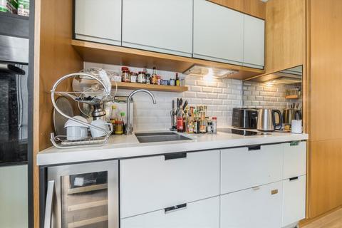 Studio to rent, Cobblestone Square, London E1W