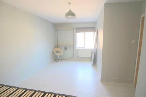 3 bedroom apartment to rent, Portland Road, South Norwood