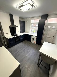 4 bedroom terraced house to rent, Spring Grove Walk, Leeds LS6