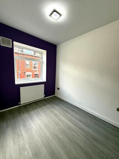 4 bedroom terraced house to rent, Spring Grove Walk, Leeds LS6