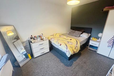 1 bedroom in a house share to rent, Liverpool Road, Eccles M30