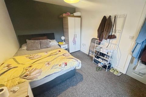 1 bedroom in a house share to rent, Liverpool Road, Eccles M30