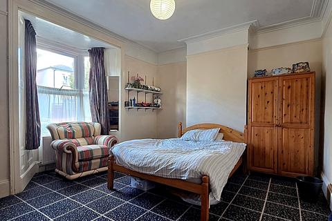 undefined, Avenue Road