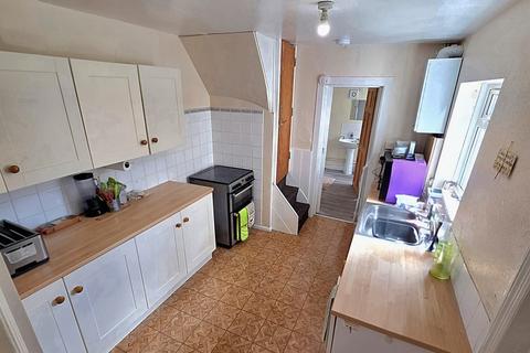 undefined, Avenue Road