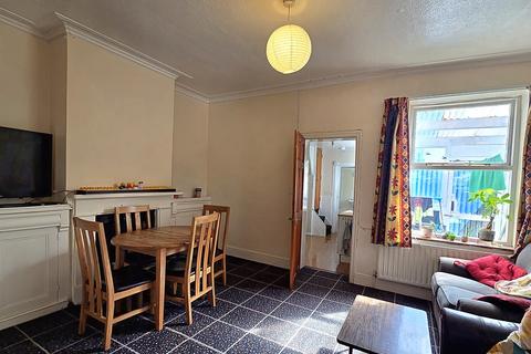 undefined, Avenue Road