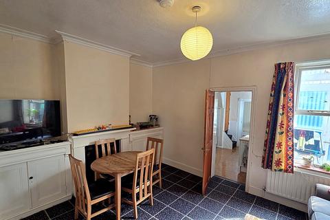 undefined, Avenue Road