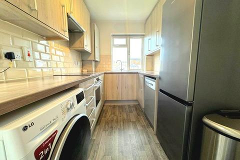 2 bedroom maisonette to rent, Montrose Road, Harrow