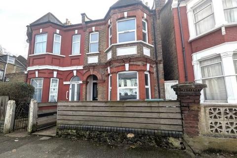3 bedroom terraced house for sale, Sydney Road, London N8