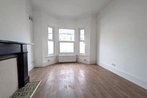 3 bedroom terraced house for sale, Sydney Road, London N8
