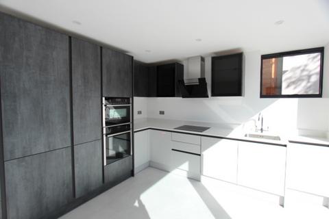 3 bedroom detached house to rent, Bowfell House, London N20