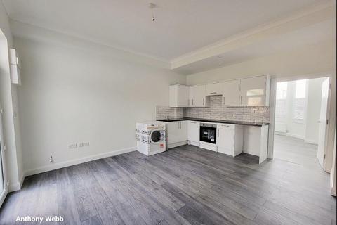 1 bedroom flat for sale, Green Lanes, Palmers Green, N13