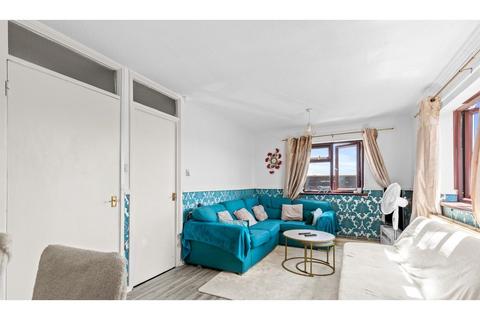 2 bedroom flat for sale, Sandringham Way, Waltham Cross, EN8
