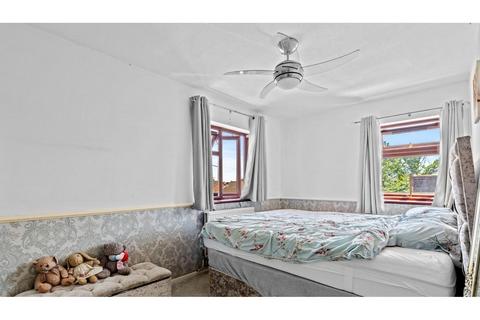 2 bedroom flat for sale, Sandringham Way, Waltham Cross, EN8