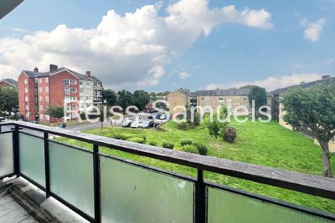 4 bedroom flat to rent, Olney Road, Kennington,London SE17