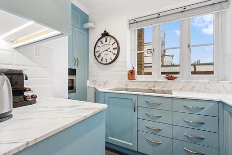 3 bedroom flat to rent, Airlie Gardens, London W8.