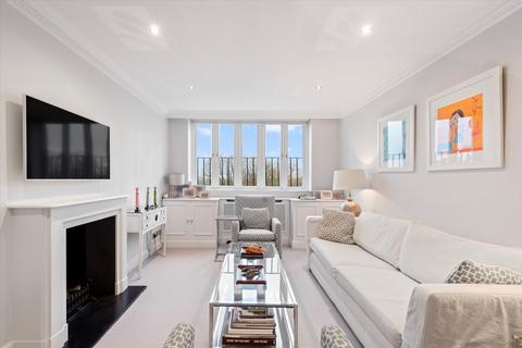 3 bedroom flat to rent, Airlie Gardens, London W8.