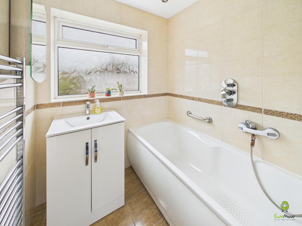 Bathroom - James Hillier - Ewemove in Bexley and D